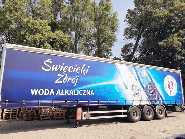 Plandeka firmowa na naczepę z nadrukiem reklamowym – M&K