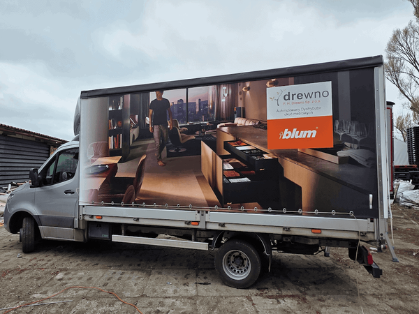 Nadruk reklamowy na plandece nowego pojazdu – M&K