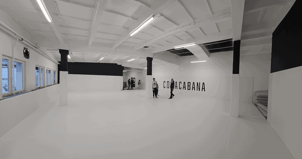 Mata sportowa z wykończeniem ścian i reklamą – M&K