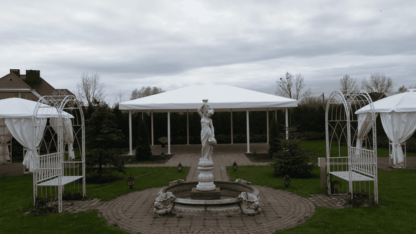 Daszki i dachy namiotowe na eventy i sale weselne – M&K