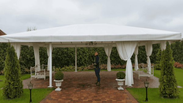 Dach w ogrodzie weselnym z firankami – Eventy M&K
